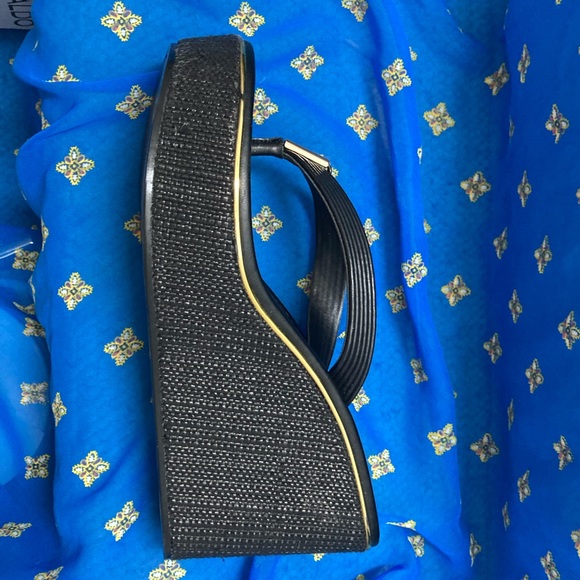 ALDO black with gold banding platform sandals size 8.5 - Picture 3 of 3